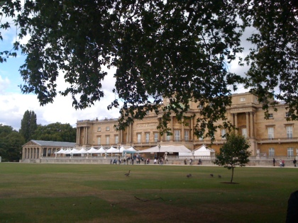 Im Garten mit Blick auf die Terasse des Buckingham Palace